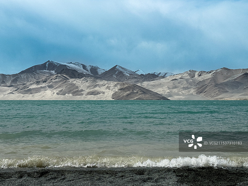 新疆白沙湖。  白沙湖畔，心随波光起舞。湖光潋滟，白沙轻抚岁月。图片素材