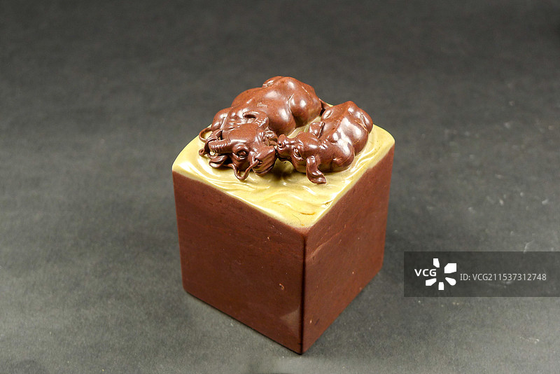 福州寿山石山秀园石《水牛戏水》钮章图片素材