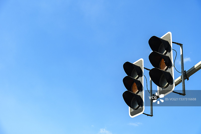 蓝天下的路标低角度视图图片素材