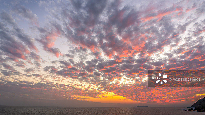 广东省汕尾白沙浮海滩火烧云戏剧性的天空图片素材