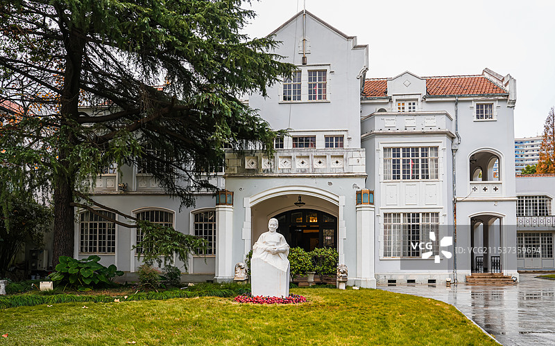 上海五原路 中国福利会 宋庆龄雕像图片素材