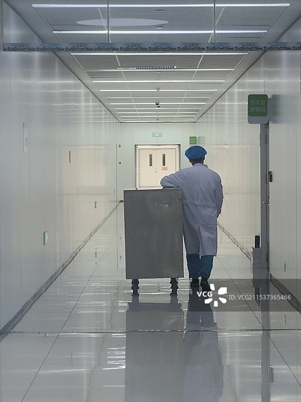 医院走廊医生推箱子往里走图片素材