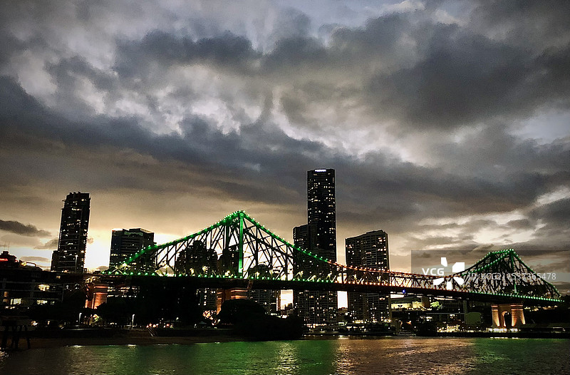 多云天空下的吊桥图片素材