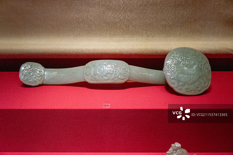 青玉整雕“岁岁平安”如意图片素材