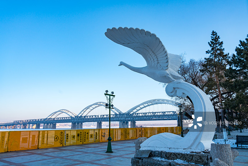 哈尔滨松花江畔天鹅雕塑图片素材