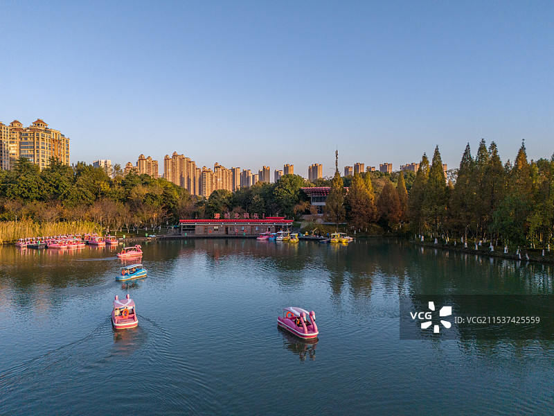 江苏省常州市钟楼区国家4A级旅游景区青枫公园的夏日黄昏风光航拍全景图片素材