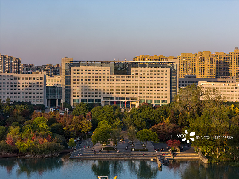 江苏省常州市钟楼区国家4A级旅游景区青枫公园的夏日黄昏风光航拍全景图片素材