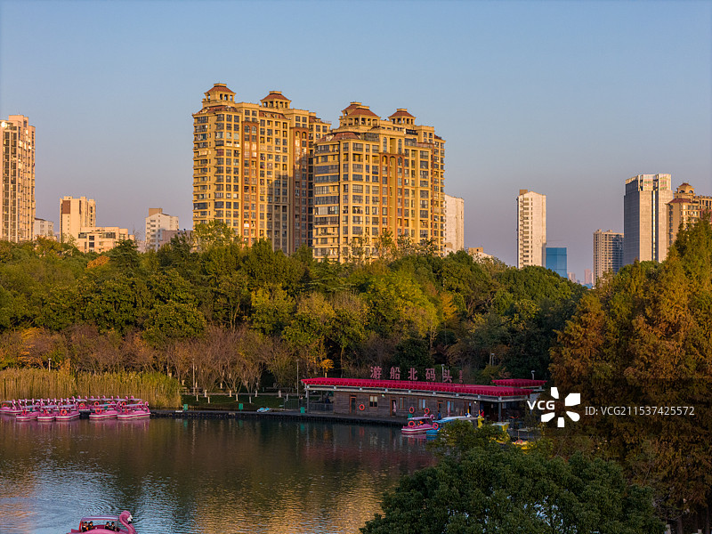 江苏省常州市钟楼区国家4A级旅游景区青枫公园的夏日黄昏风光航拍全景图片素材