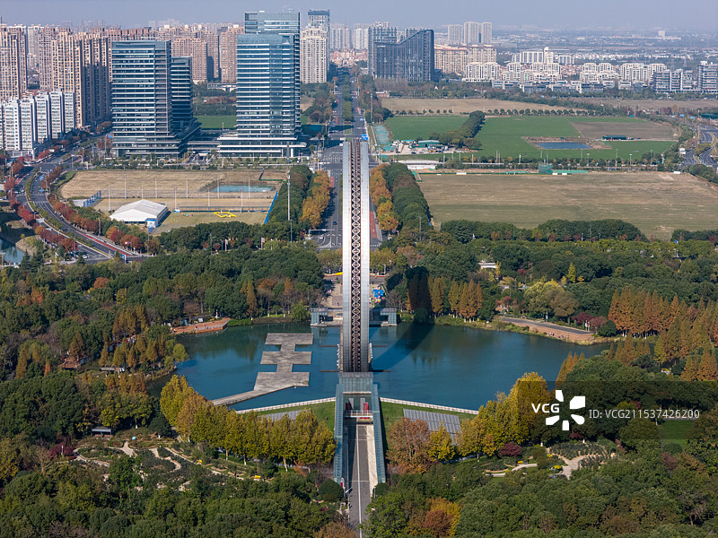 江苏常州紫荆公园的蓝天白云映衬下的“时来运转”摩天轮秋色图片素材