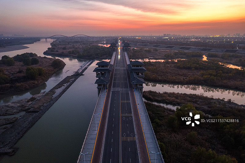 西安渭河大桥古建筑清晨日出图片素材