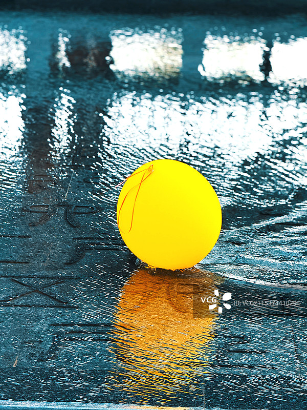 湖中浮标的高角度视图图片素材