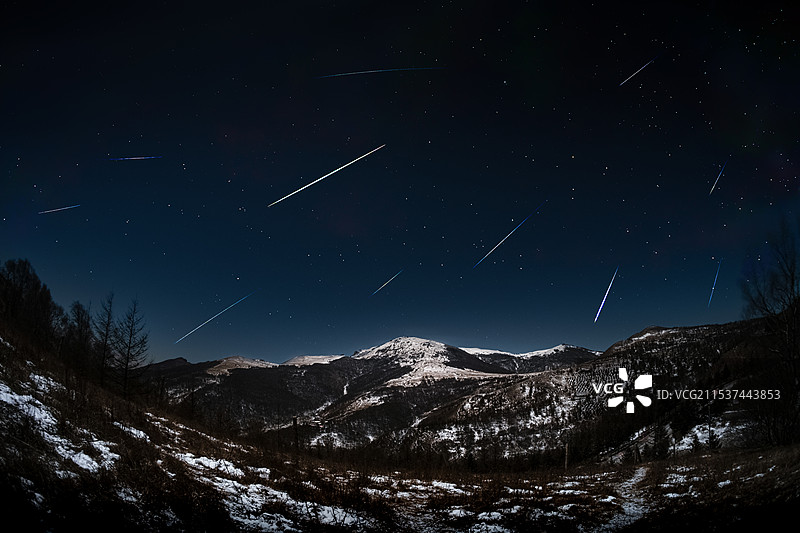 雪山流星图片素材