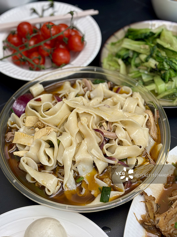 桌上盘子里烩面特写镜头图片素材