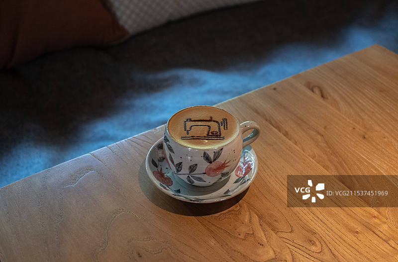 桌上拿铁咖啡的高角度视图图片素材