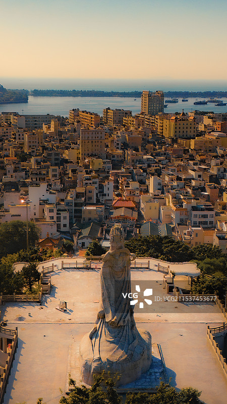 日落时城市景观的高角度俯瞰图片素材