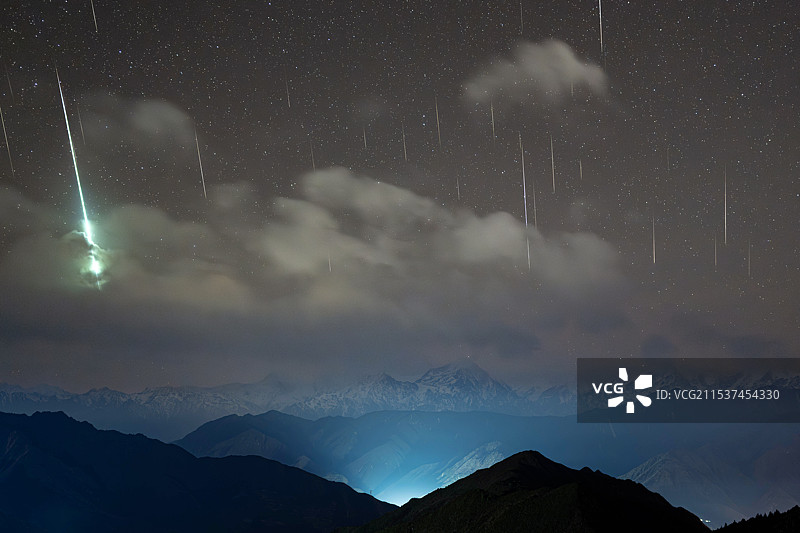 贡嘎山与双子座流星雨图片素材