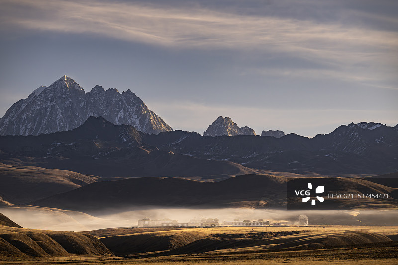 寺庙与雪山图片素材