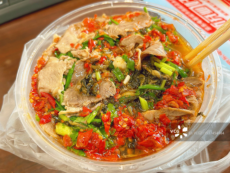 一碗加剁椒加醋的永川羊肉米线高角度视图图片素材