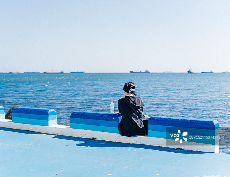 韩国釜山坐在海边的清纯女孩图片素材