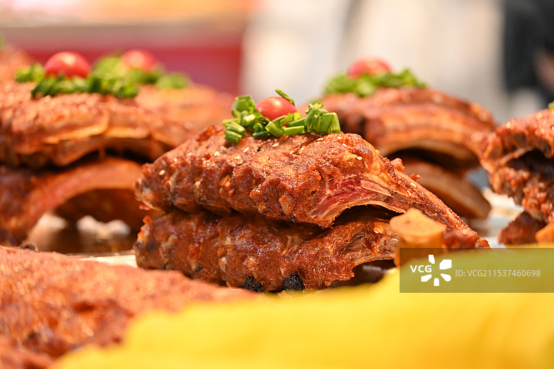 烧烤架上的肉特写镜头图片素材