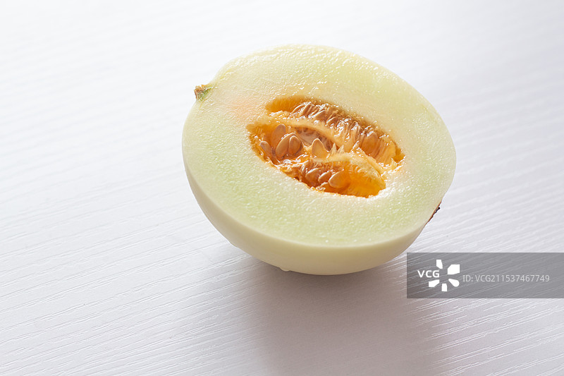 白色背景上切开的水果甜瓜蜜瓜图片素材