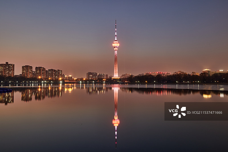 北京玉渊潭公园八一湖中央电视塔夜晚风光图片素材