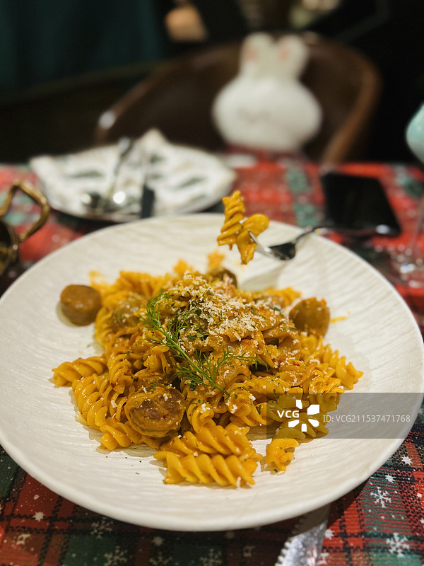 桌上盘子里的意大利面特写镜头图片素材