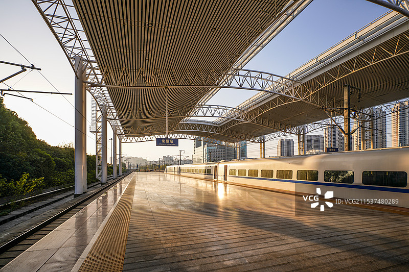 常州｜火车站的光影在轨道里穿梭图片素材