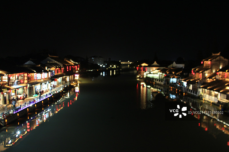 上海朱家角古镇的夜景图片素材