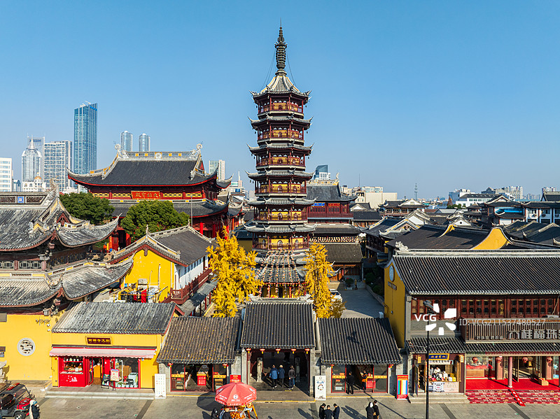 南朝四百八十寺之一无锡市南禅寺古建筑和市中心风光图片素材