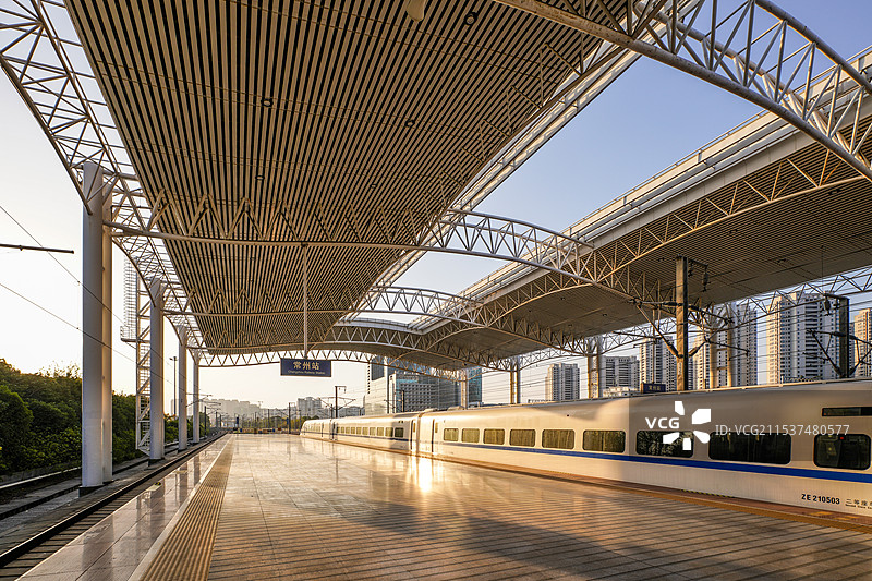 常州｜火车站的光影在轨道里穿梭图片素材