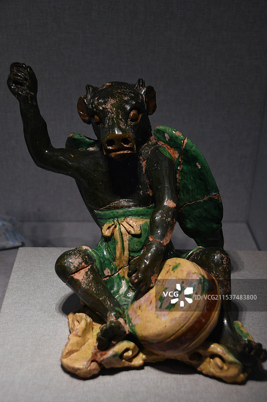 遂宁四川宋瓷博物馆 南宋三彩雷公陶俑图片素材