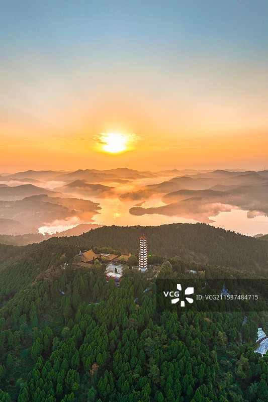 眉山市仁寿县黑龙滩、报国寺华严塔的日出图片素材