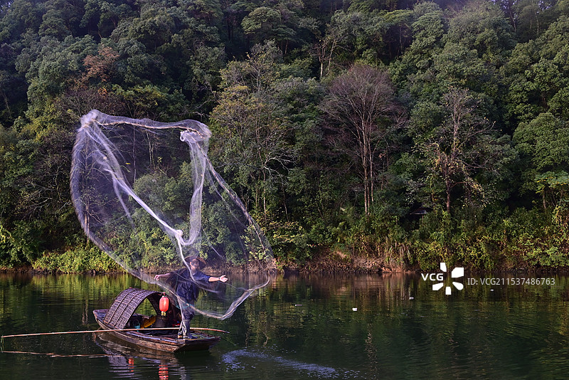 撒网捕鱼的渔夫图片素材