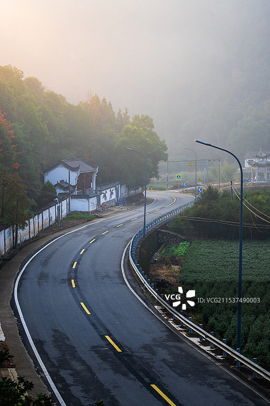 清晨的乡村道路图片素材