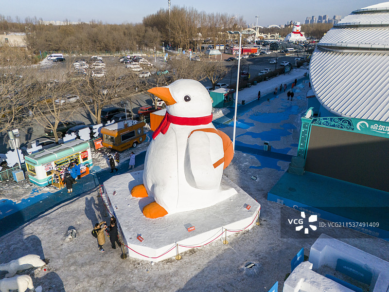 哈尔滨极地馆逃学企鹅大雪人图片素材
