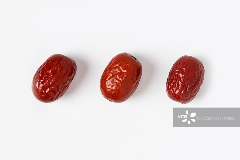 孤立在白色背景上的三颗红枣高清特写图片素材
