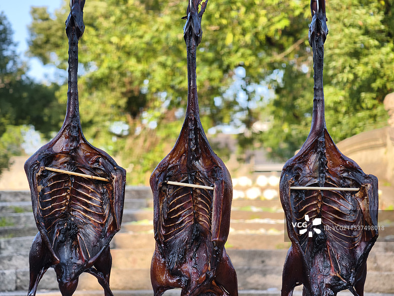 户外晒制的酱鸭图片素材