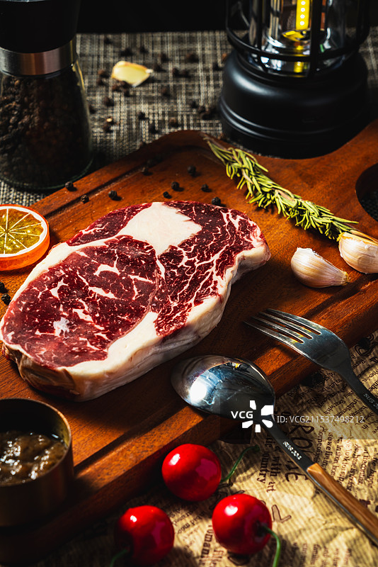 静物美食之解冻中的3+级安格斯牛排图片素材