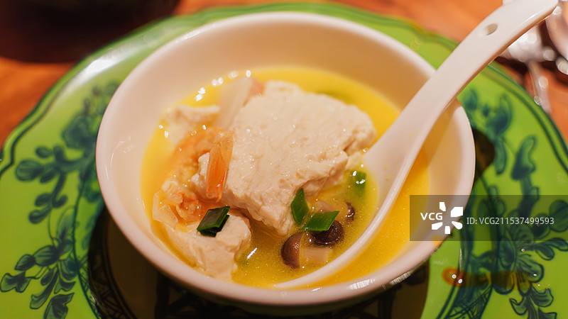 餐桌食物特写镜头：海鲜豆腐汤图片素材