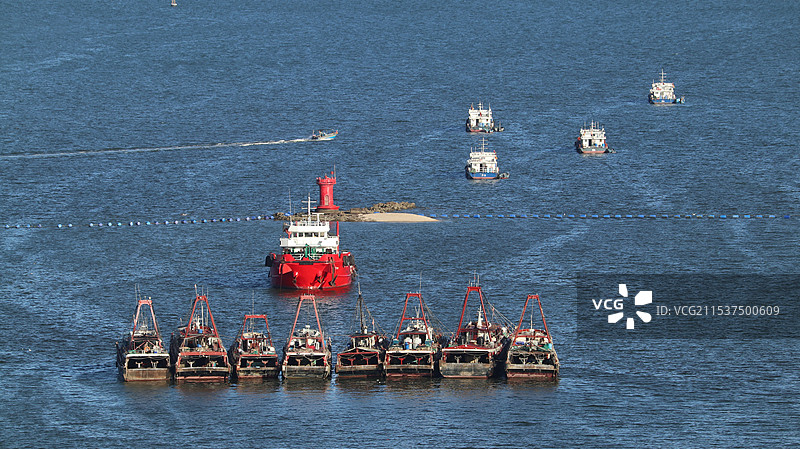 大亚湾蓝色大海上船只图片素材