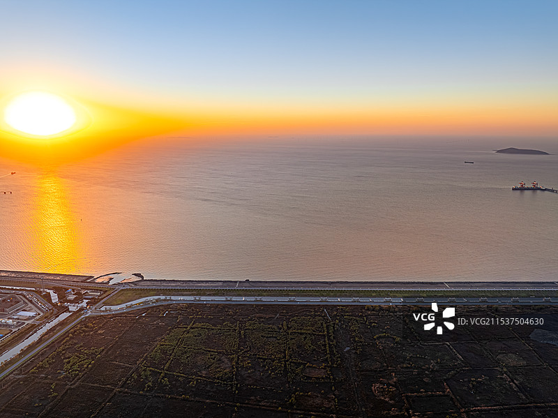上海化工区环河入海口 东海海域杭州湾日出 上海市金山区南部海岸线 冬季海面日出与滩涂湿地植被景观图片素材