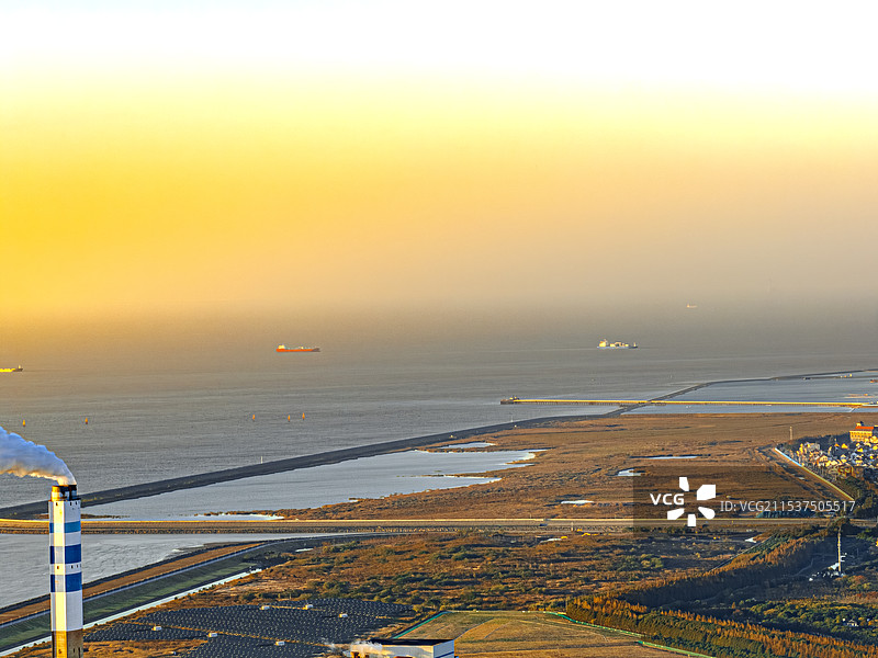 金山嘴渔村金山码头 东海海域杭州湾日出 上海市金山区南部海岸线 冬季海面日出与滩涂湿地植被景观图片素材
