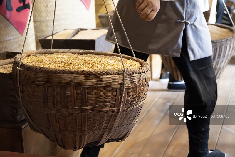 挑着一筐粮食的人物蜡像图片素材