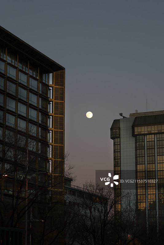 北京东城区东单金鱼胡同附近城市风光月亮升起图片素材