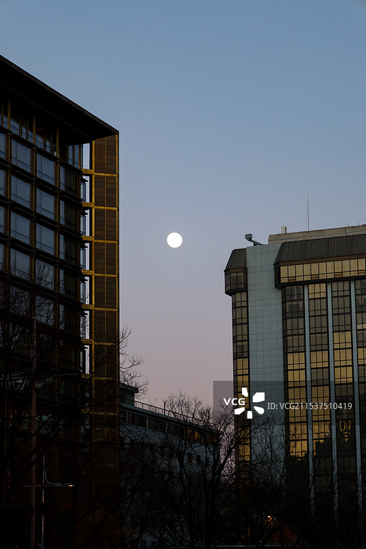 北京东城区东单金鱼胡同附近城市风光月亮升起图片素材