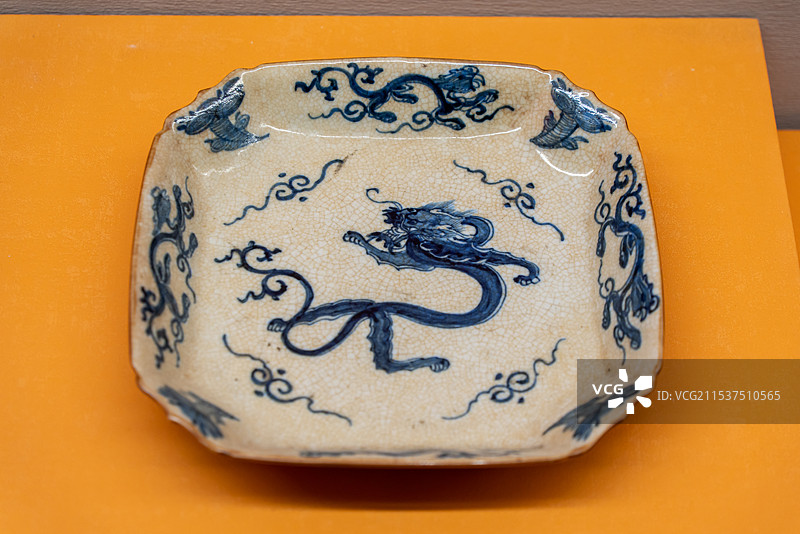 哥釉青花云龙纹倭角盘  清代  黑龙江省博物馆图片素材