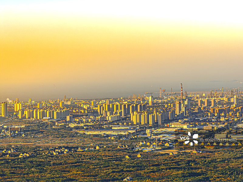 上海金石湾功能区 金山化工区 金山主城区 远眺平湖九龙山和独山港 滩涂湿地和高楼大厦图片素材