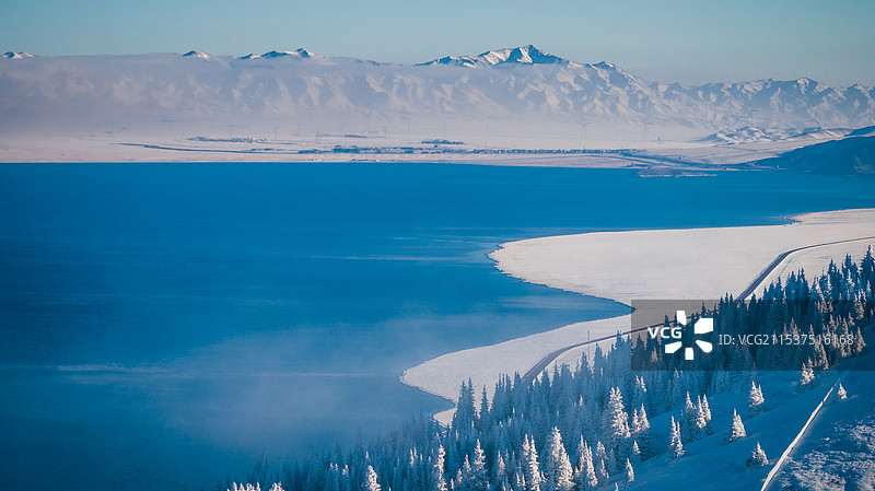 新疆赛里木湖果子沟大桥冬季自然户外风景图片素材