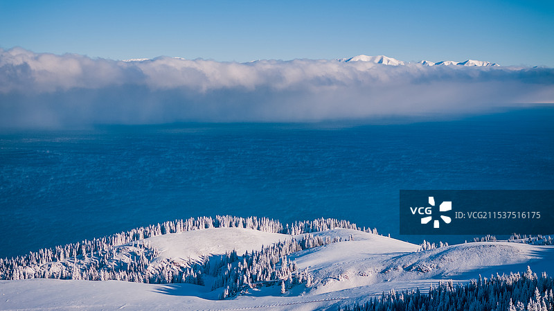 新疆赛里木湖果子沟大桥冬季自然户外风景图片素材